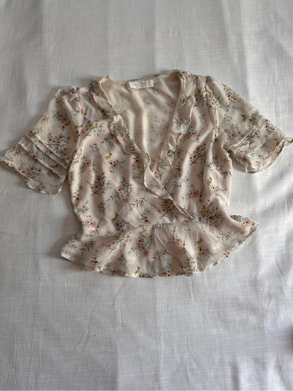ASTR The Label Ruffle Peplum Floral Blouse | S